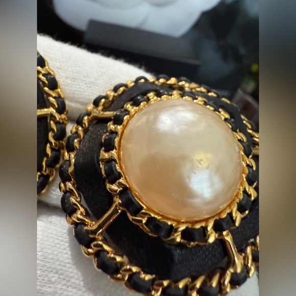 24K gold plated CHANEL vintage pearl Lambskin large clip on earrings - Picture 11 of 16